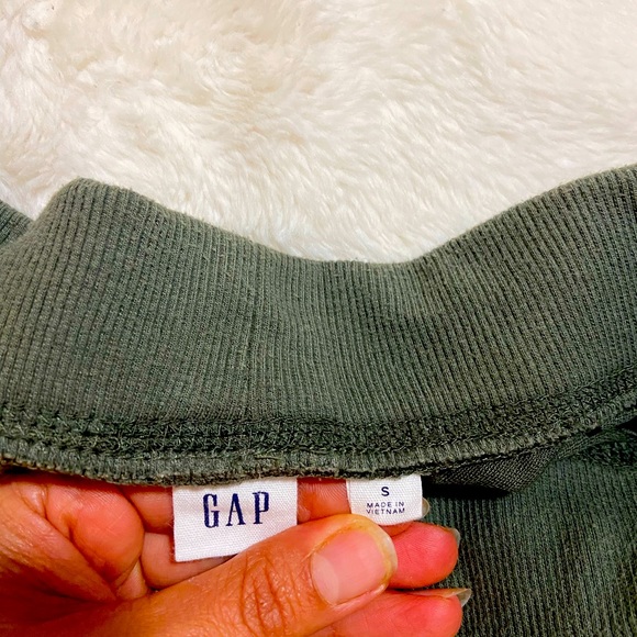 Gap cropped joggers in olive - Picture 3 of 3